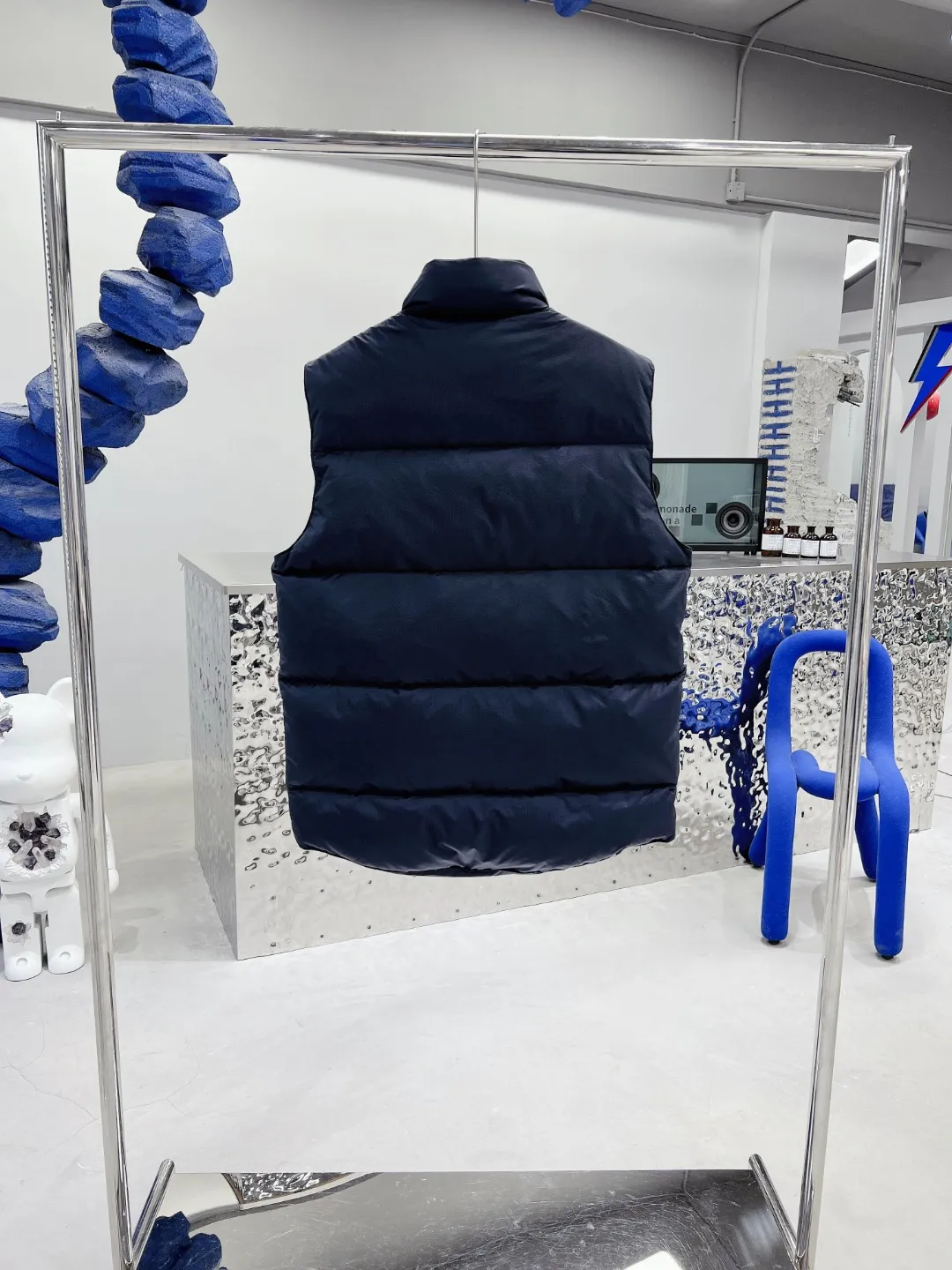 P480 𝗖𝗔𝗡𝗔𝗗𝗔 𝗚𝗢𝗢𝗦𝗘/Canada Goose White Label Glacier Vest Down Jacket Freestyle Vest THEICON This excellent down-filled vest can be freely layered with a variety of clothes, making it a favorite during the changing seasons. It's classic, versatile and provides excellent warmth. The Northern Lights capsule collection is reimagined in rich tones inspired by the stunning colors of Canada's north. The Glacial Haze capsule collection is revamped with a striking and layered color palette that evokes the feeling of being caught in the mist surrounding icebergs and glaciers. The top original replica version refers to the highest version in China (there is no one) (it is a piece of craftsmanship to make a piece of clothing that is ZP when placed in the counter) 1⃣ Made of original custom-made double plain 9500-100% nylon nylon fabric, windproof, waterproof and stain-resistant 2⃣ Filled with national standard Guangzhou Inspection white duck down, the amount of down is more than twice that of ordinary goods.  3⃣The zipper is customized from Yoshida YKK factory, with clear engraving and perfect and smooth texture. 4⃣Collar label, armband, back label, hangtag, complete anti-counterfeiting mark. Color: black, white, mood blue, melted water blue, graphite gray, purple. Size: XS S M L XL XXL